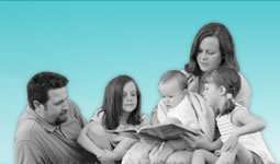 Fam�lia a ler um livro